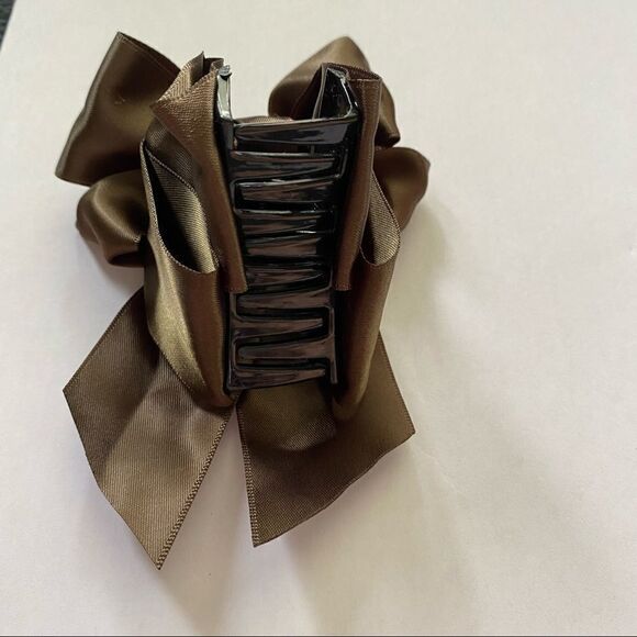 Set of 5 Hair Accessories - 1 Claw Clip, 4 Scrunchies - Picture 3 of 4